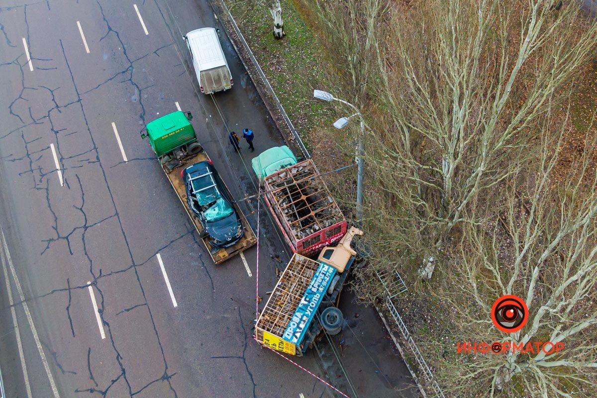 Грузовики стояли вплотную друг к другу