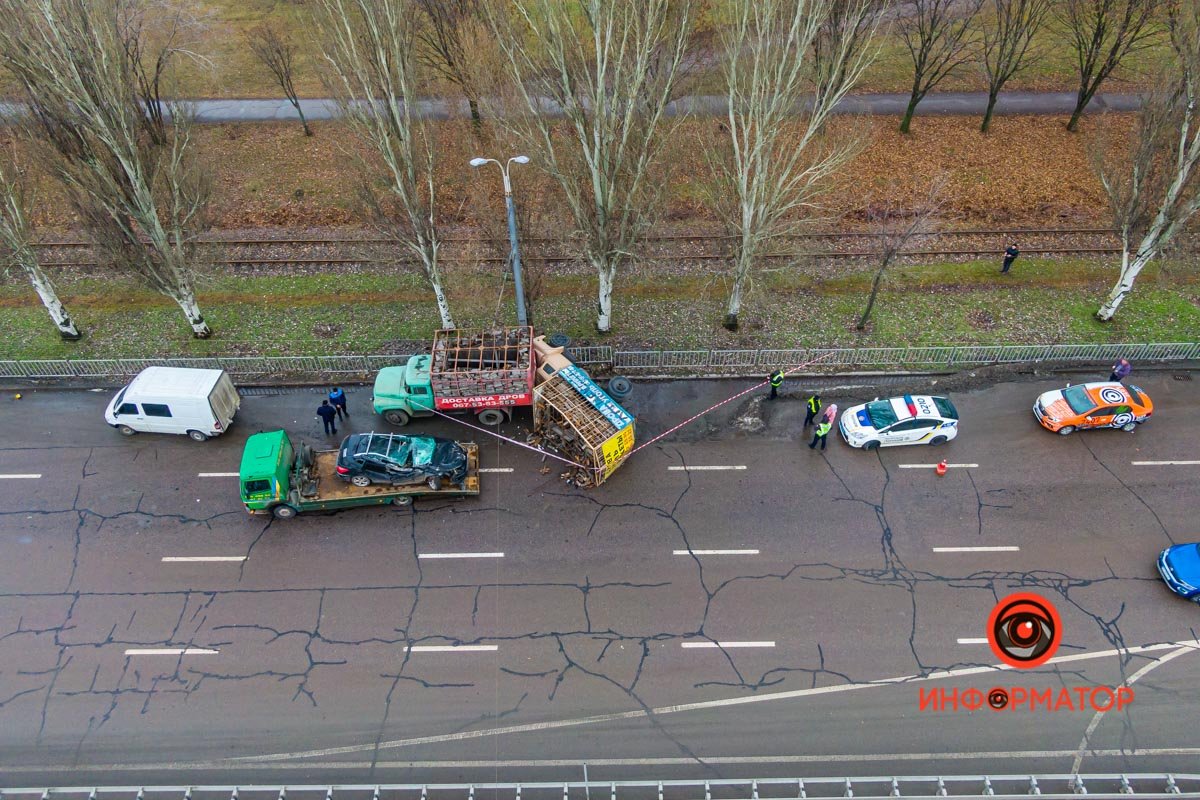 Практически на полной скорости автомобиль влетел в один из них