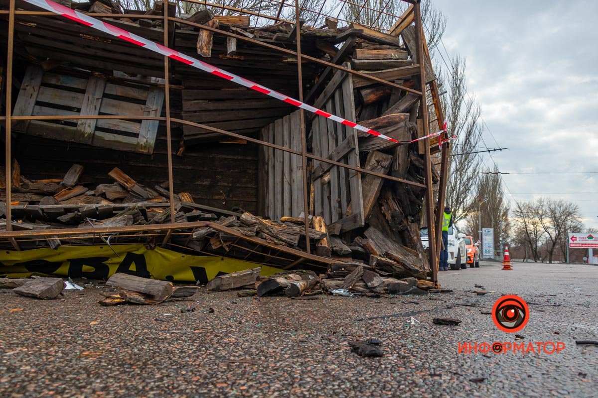 На грузовиках висели рекламные баннеры, а в кузове лежали дрова