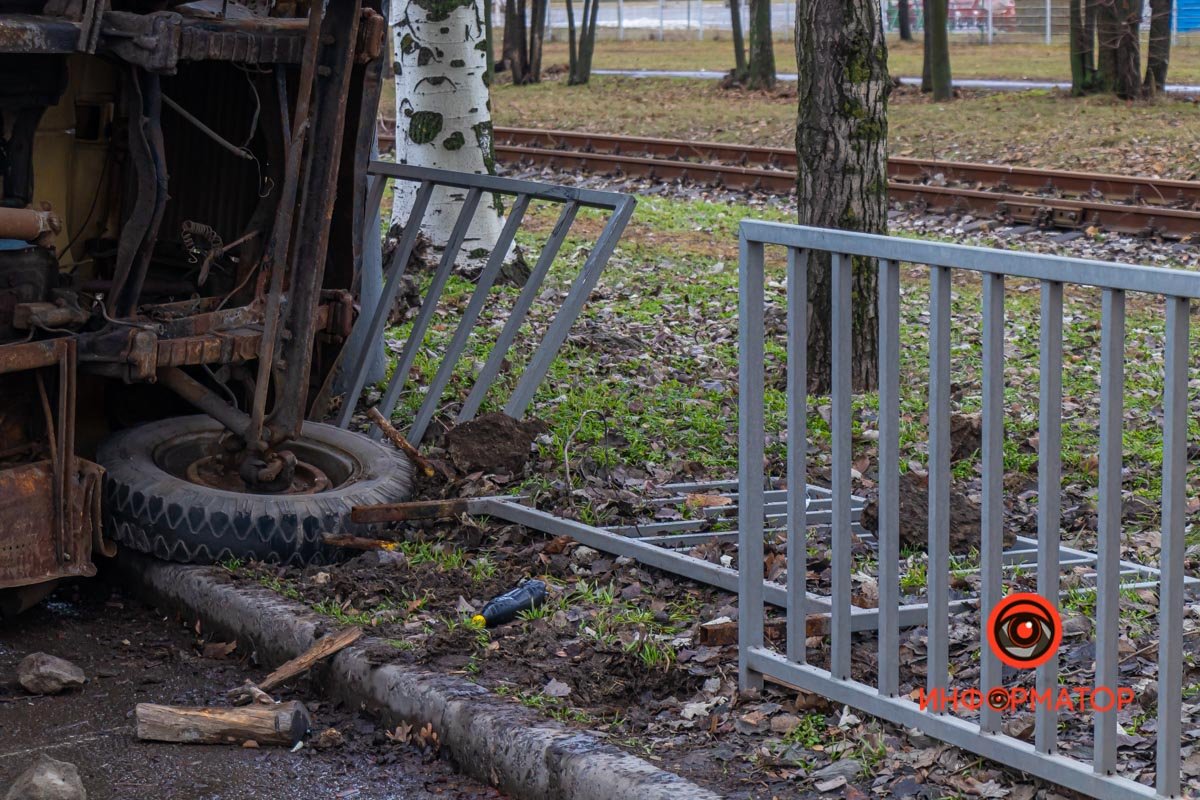 Также грузовик повалил несколько секций ограждения