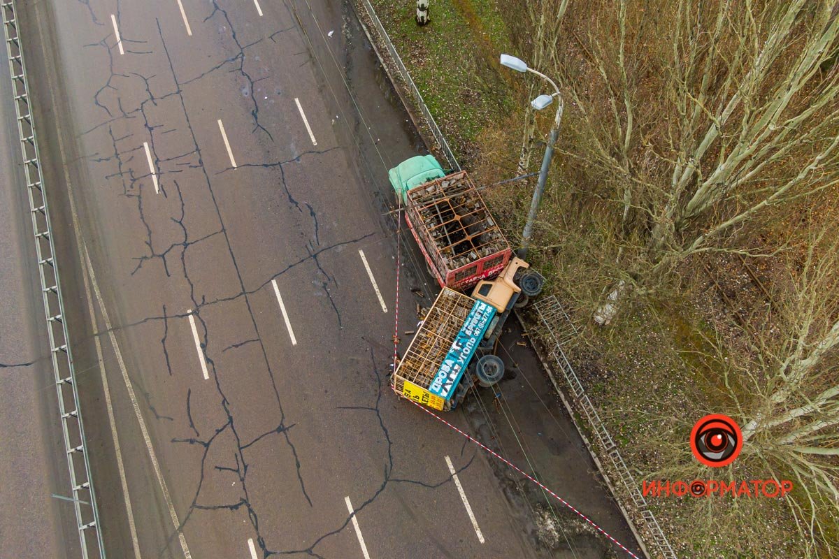 Грузовики с рекламой часто паркуют здесь