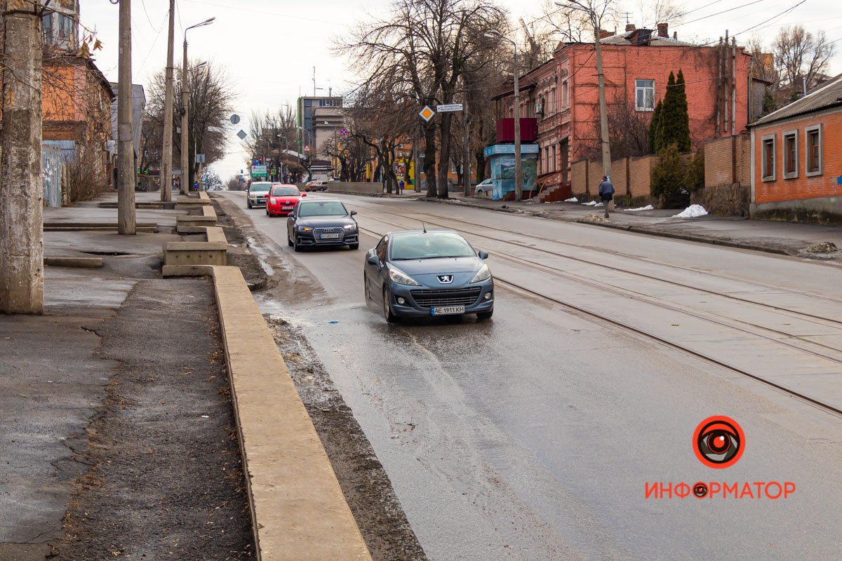 Люк находится напротив дома № 47 Люк находится напротив дома № 47