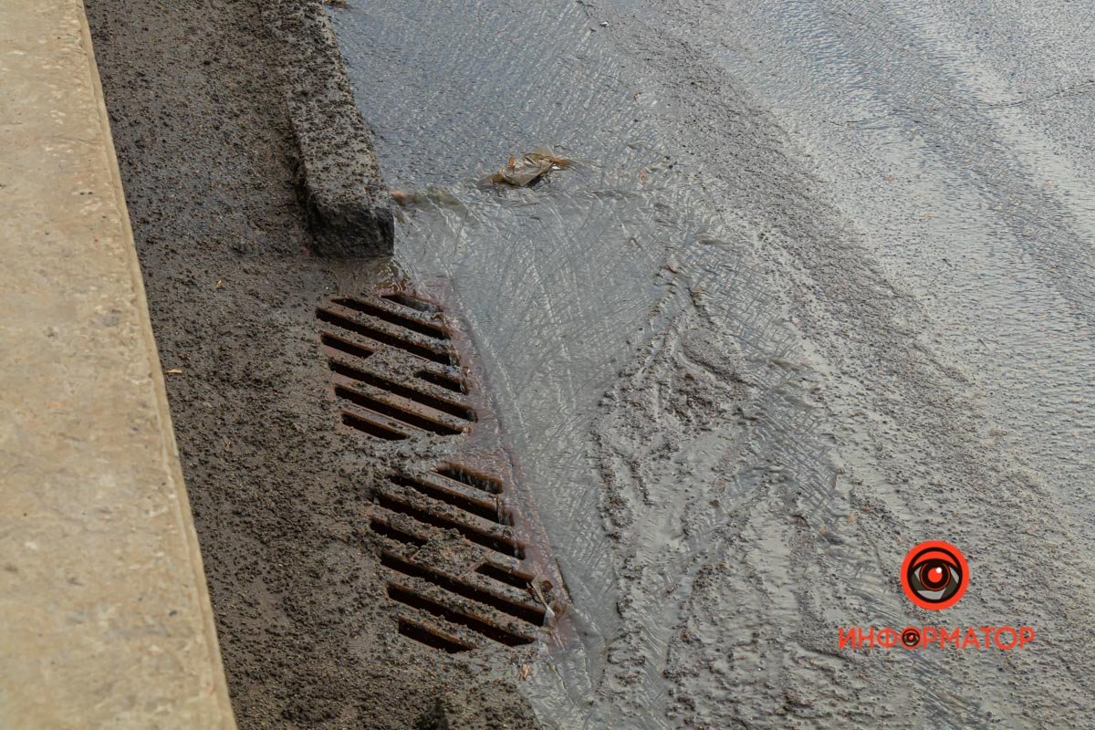 Ручей частично впадает в ливневку Ручей частично впадает в ливневку