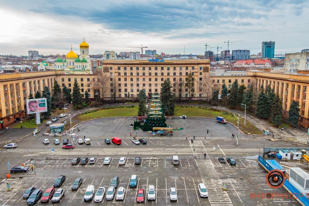 На площади Героев Майдана начали демонтировать елку На площади Героев Майдана начали демонтировать елку