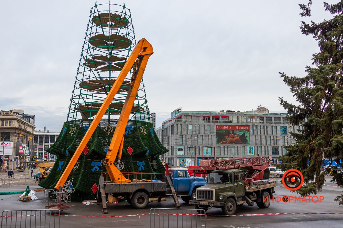 На месте несколько автовышек На месте несколько автовышек