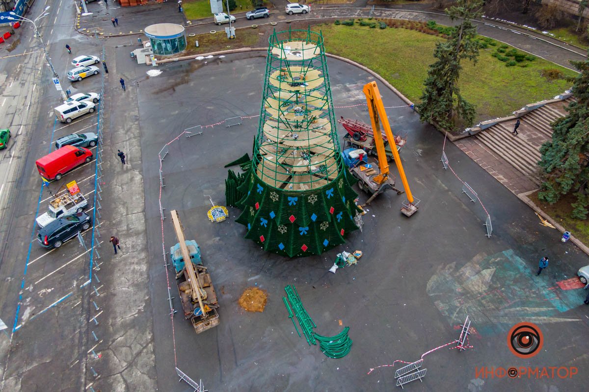 Высота елочки составляла 26 метров Высота елочки составляла 26 метров