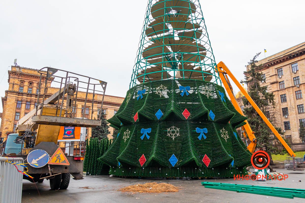 Демонтаж елки в разгаре Демонтаж елки в разгаре