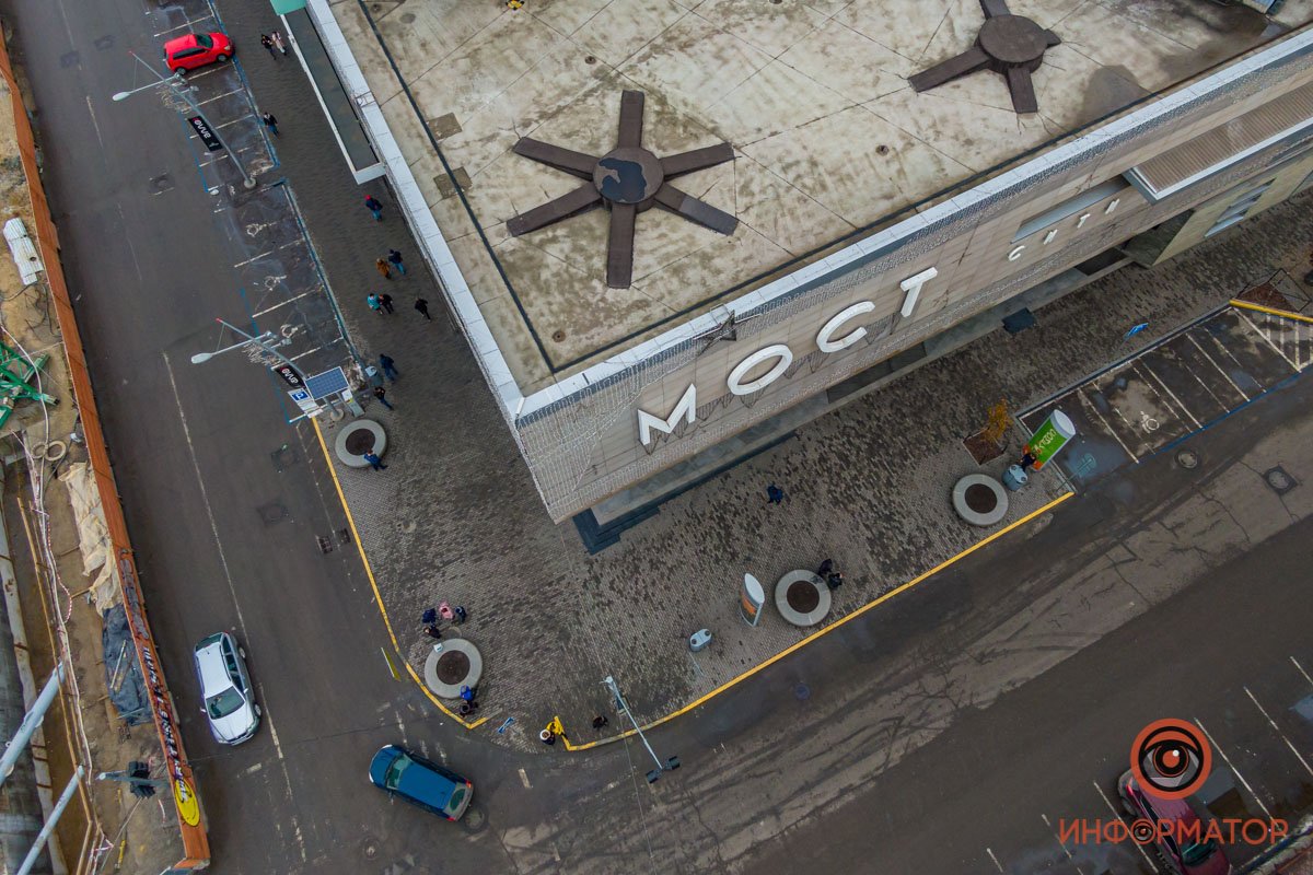 Как-то... Непривычно видеть вход в "МОСТ-сити" без толпы подростков