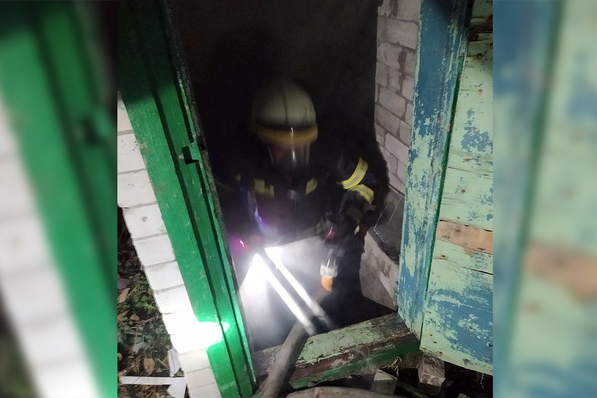 Из горящего погреба спасатели достали мужчину и передали медикам Из горящего погреба спасатели достали мужчину и передали медикам