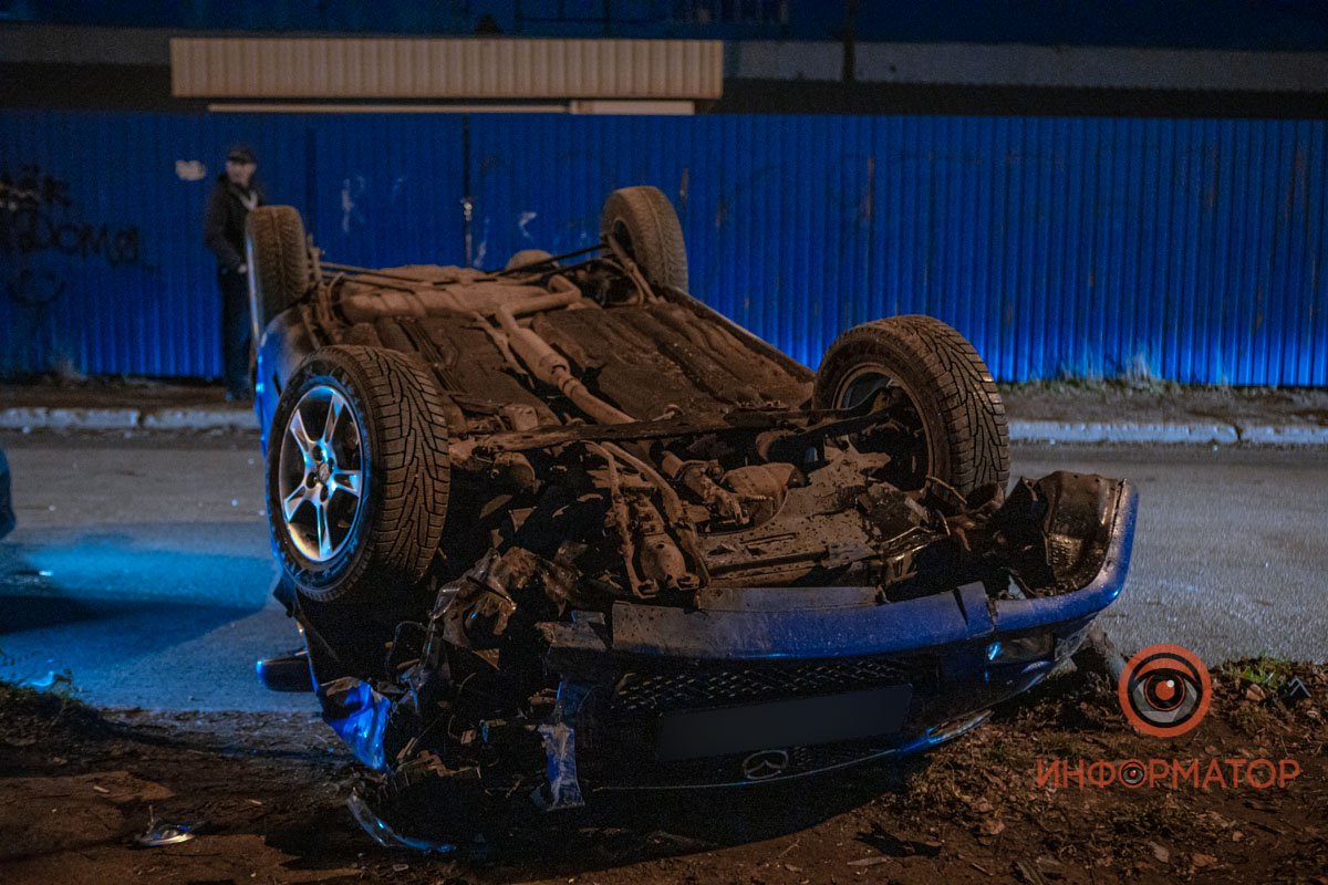 Mazda въехала в столб и перевернулась Mazda въехала в столб и перевернулась