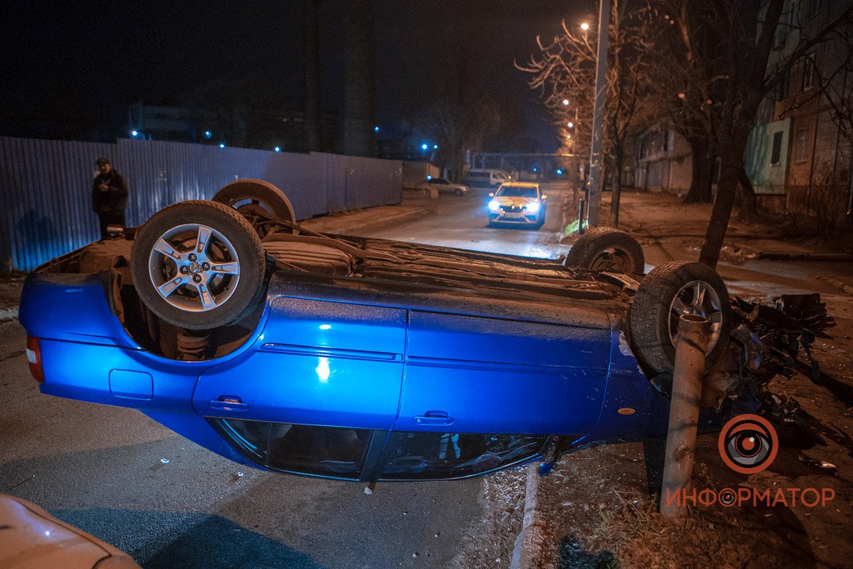 Автомобиль заблокировал полосу движения в сторону улицы Осенней Автомобиль заблокировал полосу движения в сторону улицы Осенней