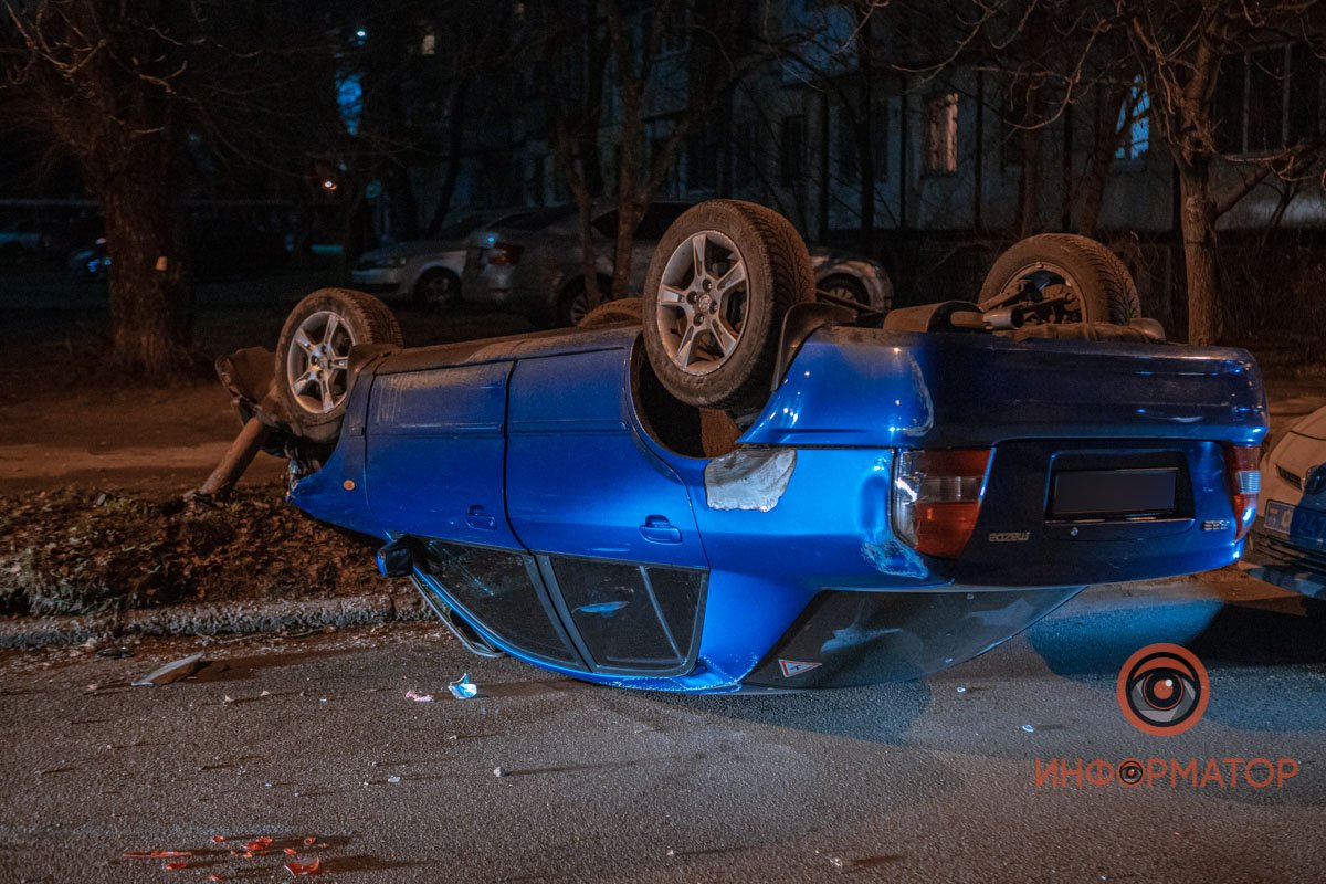 Водителю помогла выбраться из салона автомобиля свидетельница происходящего Водителю помогла выбраться из салона автомобиля свидетельница происходящего