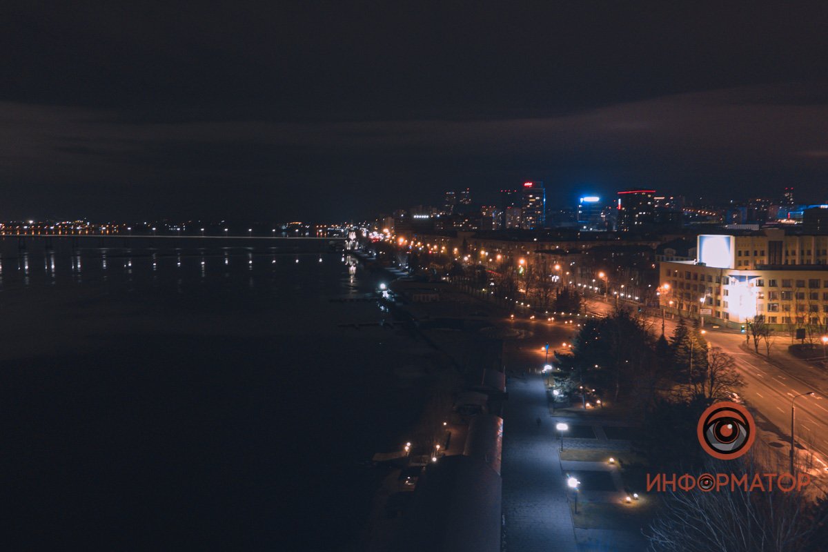 Что его делает таким прекрасным - отсутствие людей или присутствие фонарей? Что его делает таким прекрасным - отсутствие людей или присутствие фонарей?