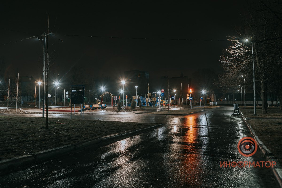 Кратковременный мелкий дождь покрыл глянцем асфальт Кратковременный мелкий дождь покрыл глянцем асфальт