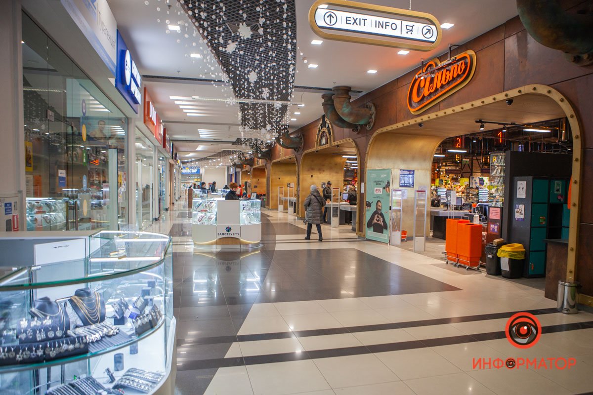 Внутри людей не очень много Внутри людей не очень много