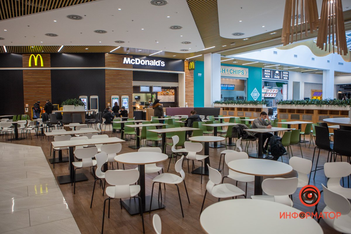 Фудкорт полупустой Фудкорт полупустой