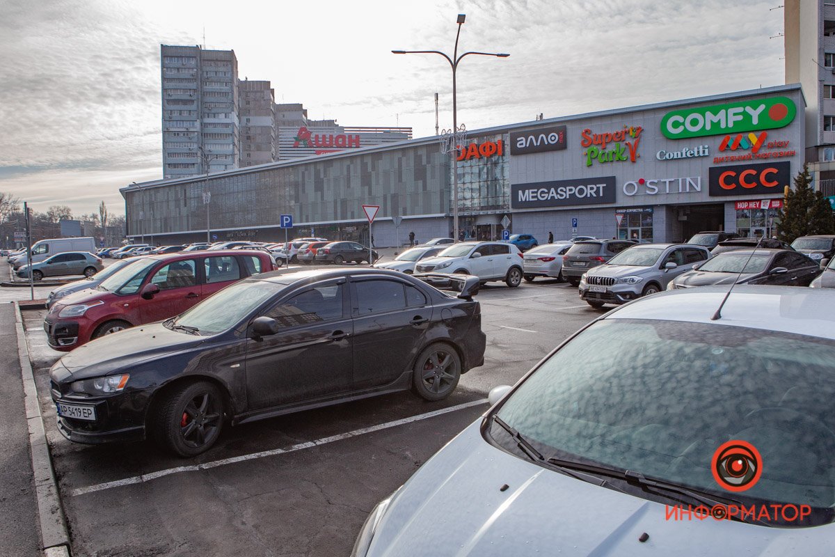 Парковка полупустая Парковка полупустая