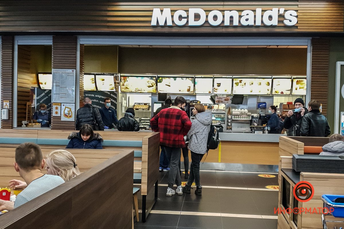 На фудкорте есть места На фудкорте есть места