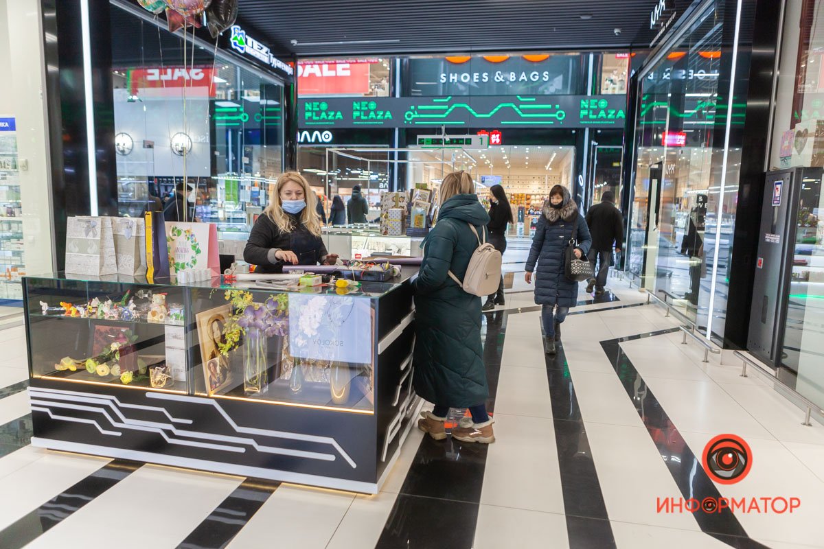 Людей внутри не очень много Людей внутри не очень много