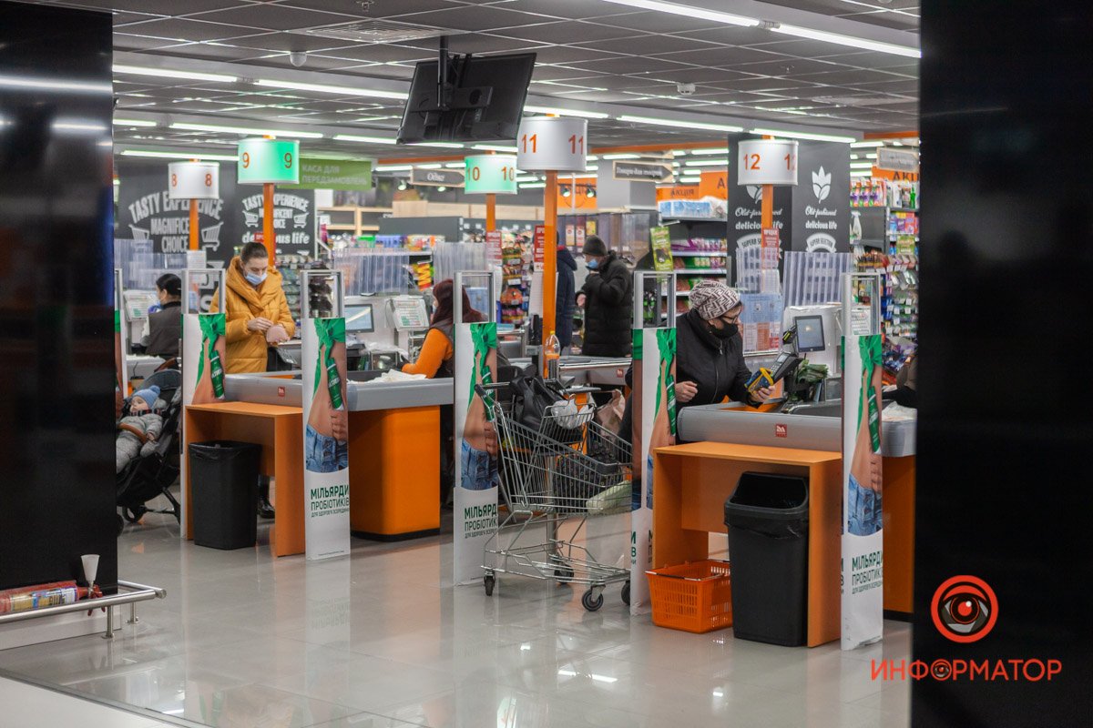Очередей на кассах супермаркета нет Очередей на кассах супермаркета нет