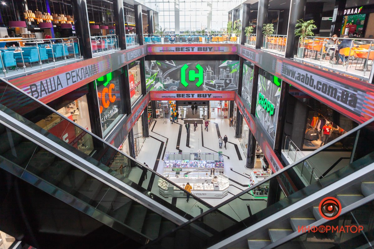 На фудкортах всего пара человек На фудкортах всего пара человек