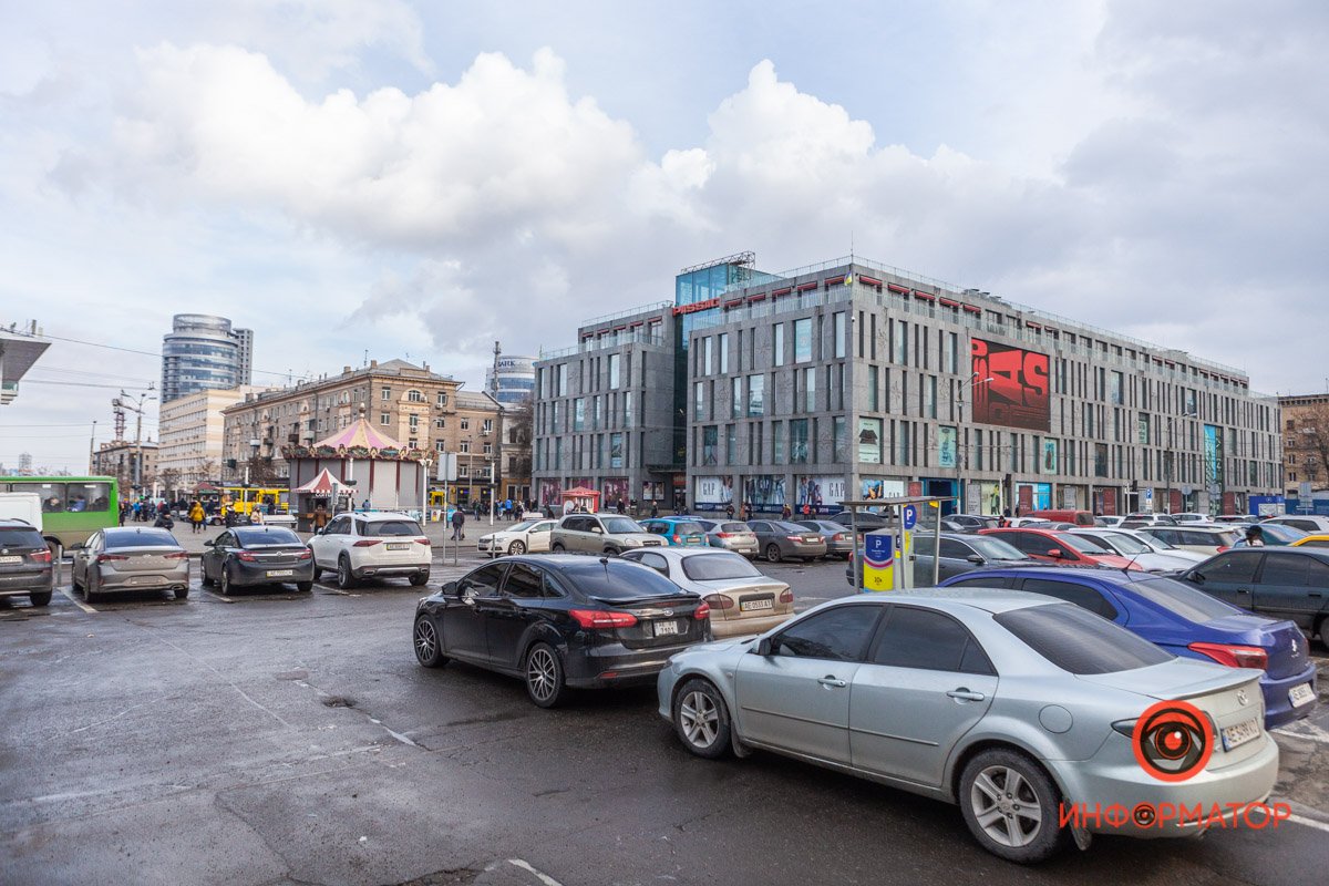 На Героев Майдана парковка переполнена На Героев Майдана парковка переполнена