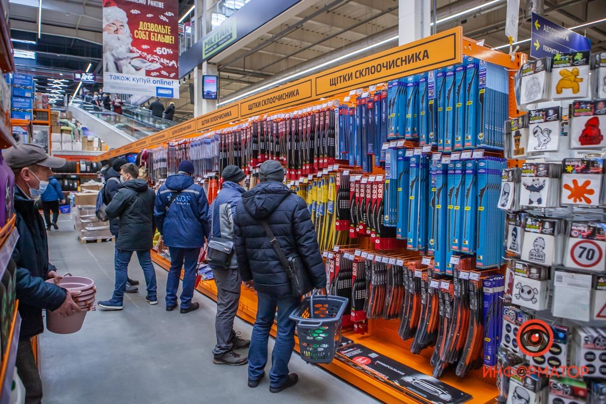 Внутри также много людей Внутри также много людей