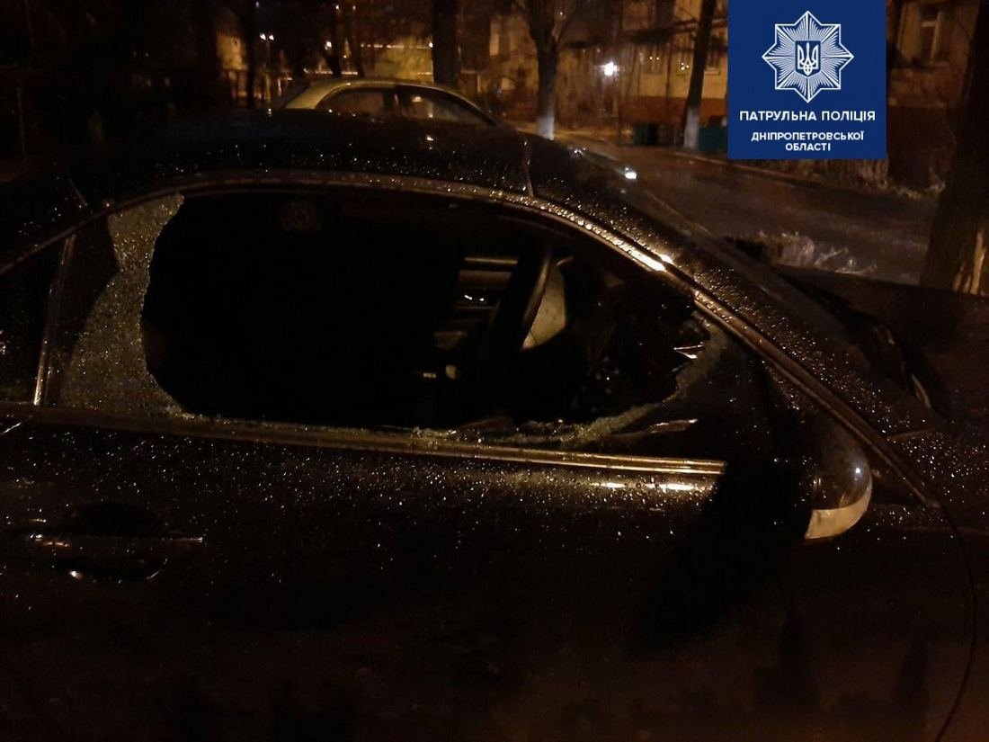 В соседнем дворе нашли автомобиль, откуда мужчина вероятно украл регистратор В соседнем дворе нашли автомобиль, откуда мужчина вероятно украл регистратор