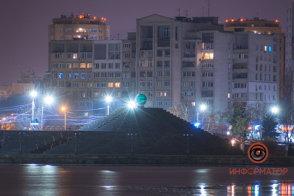 За яркими вспышками прячутся маленькие желтые квадраты света в квартирах