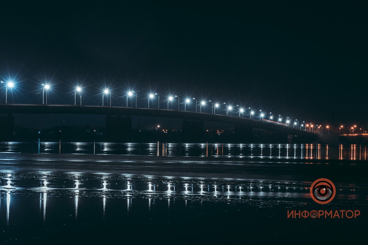 Ночь съедает очертания предметов, но против фонарей она бессильна