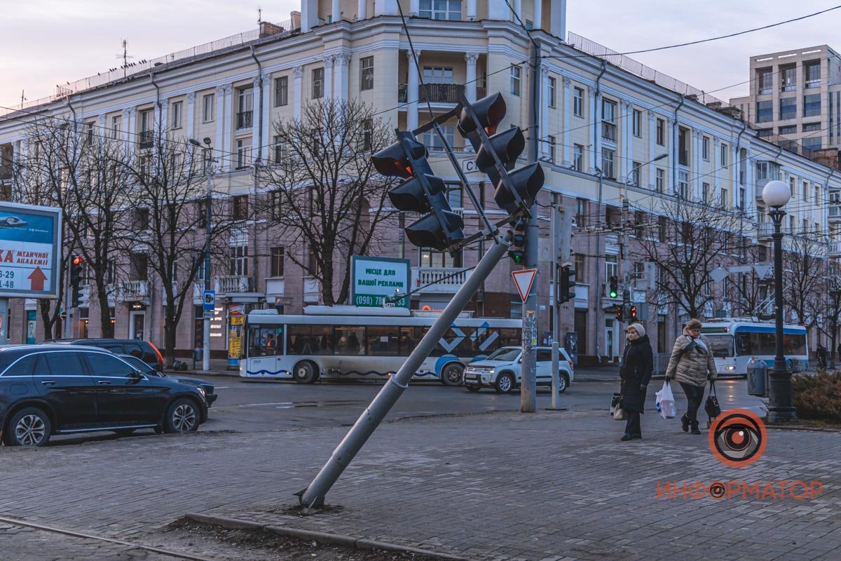 Вероятно, опора прогнила у основания Вероятно, опора прогнила у основания
