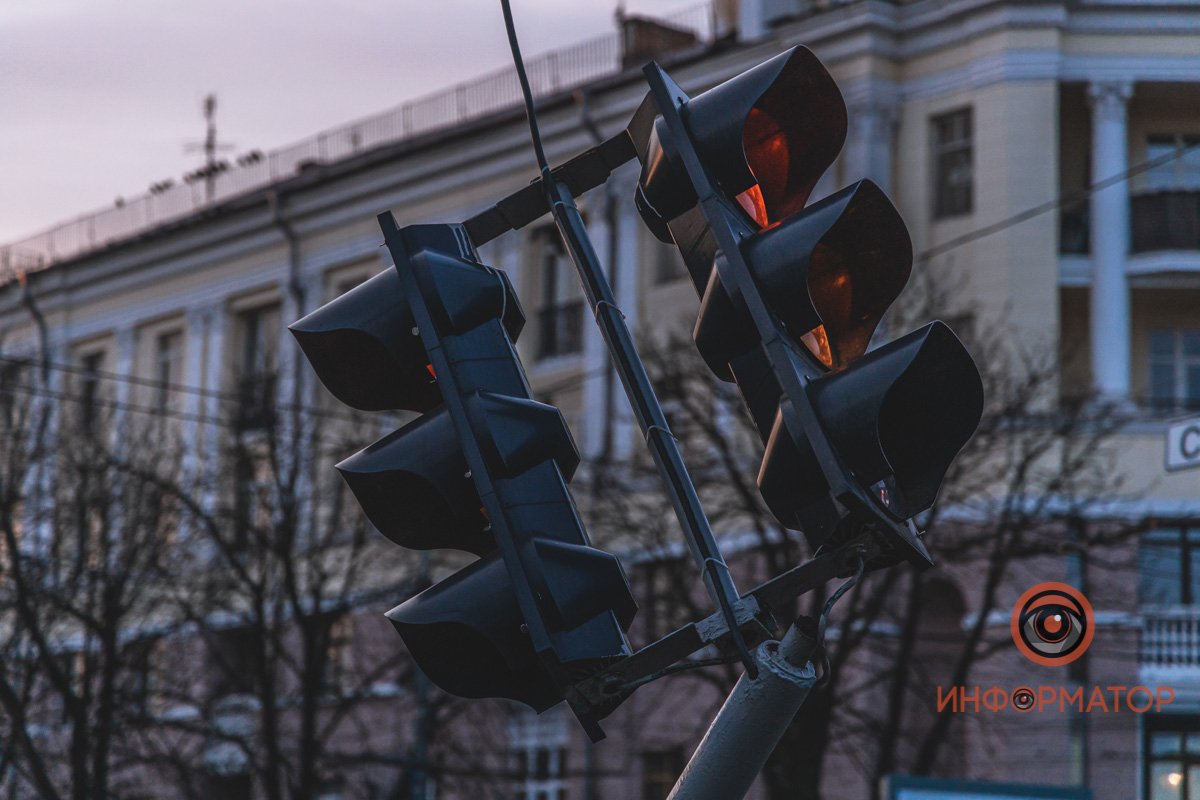 Поддерживают столб провода, которые соединяют светофор с электросетями Поддерживают столб провода, которые соединяют светофор с электросетями