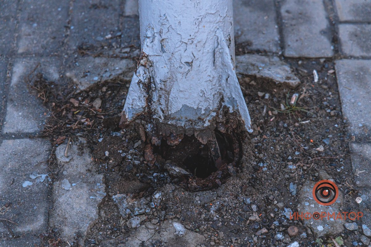 Очевидцы сообщают, что столб дрожит и шатается, когда рядом проезжает трамвай Очевидцы сообщают, что столб дрожит и шатается, когда рядом проезжает трамвай