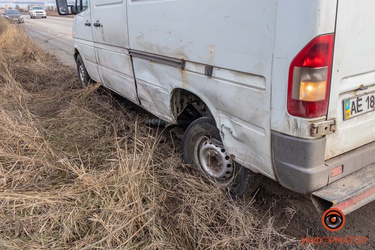Mercedes ехал вниз по Яснополянской