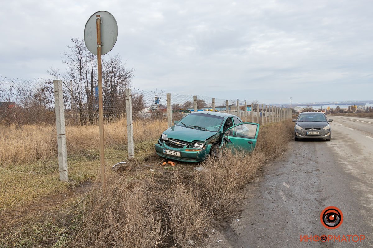 Легковушка выехала на встречную полосу