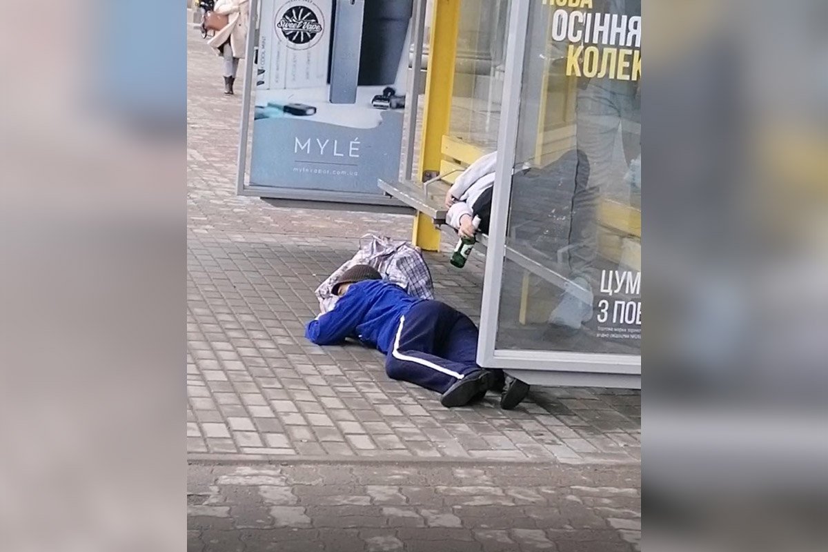 На остановке появились два шумных "бездомных" 