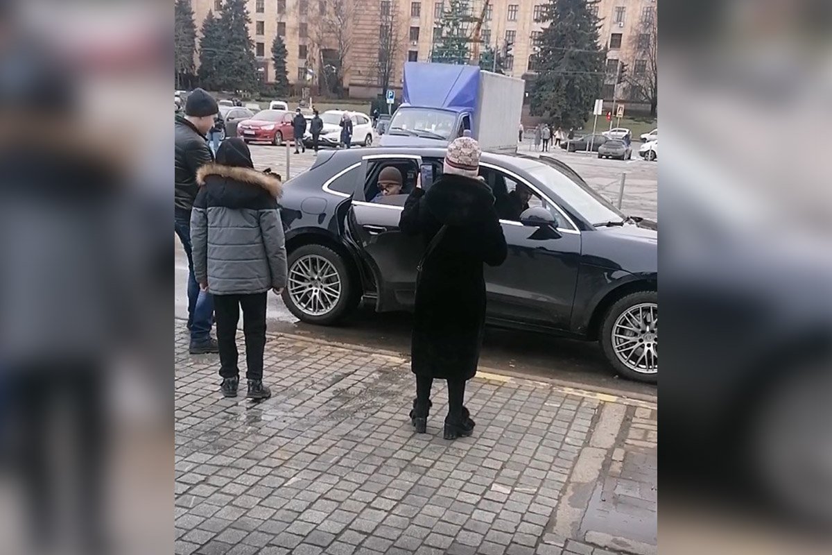 Пранкеры угощали прохожих шампанским