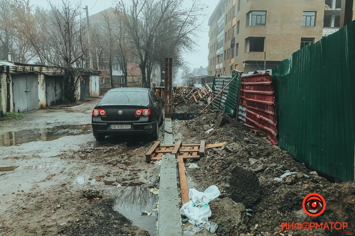 Стройку оградили забором Стройку оградили забором