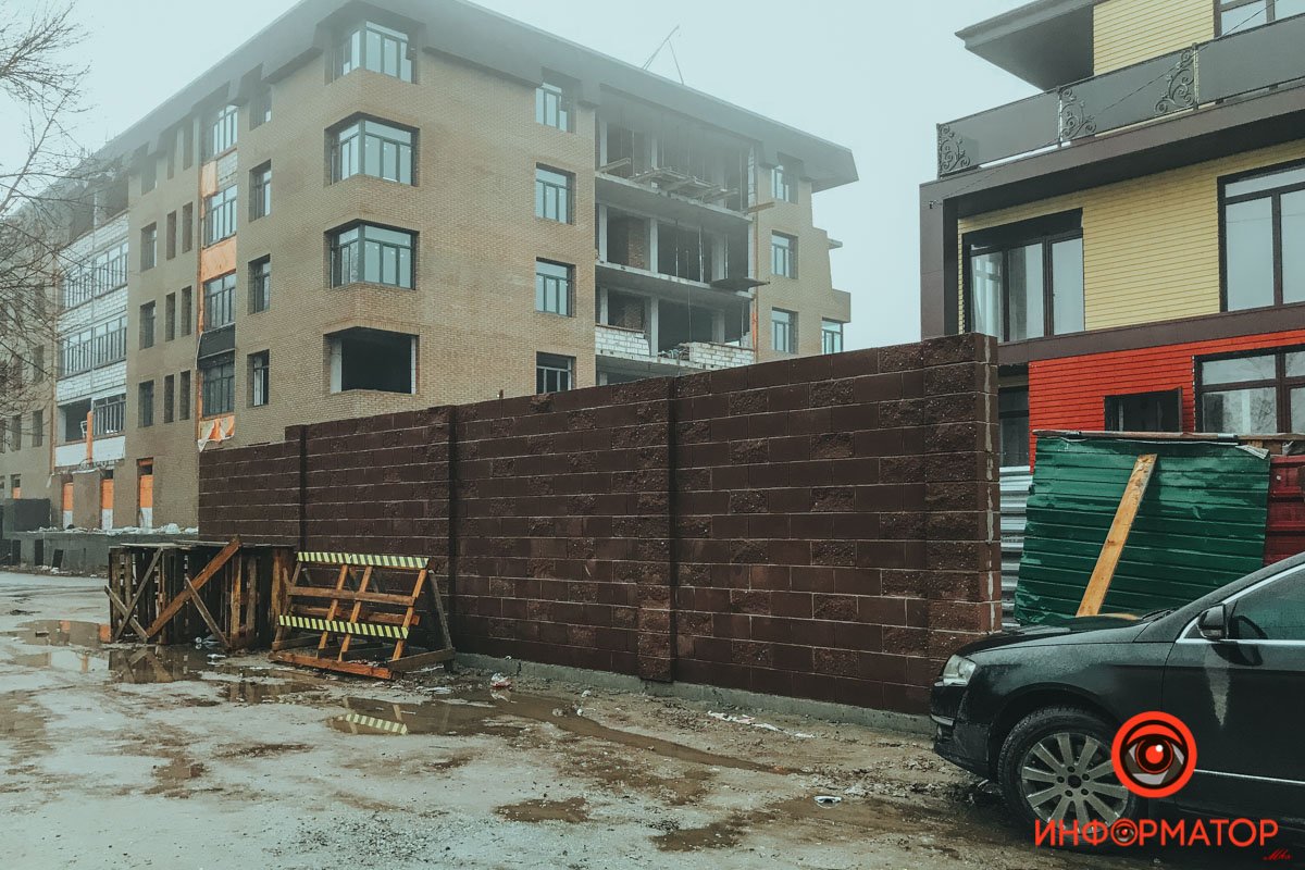 С одной стороны забор поставили  С одной стороны забор поставили