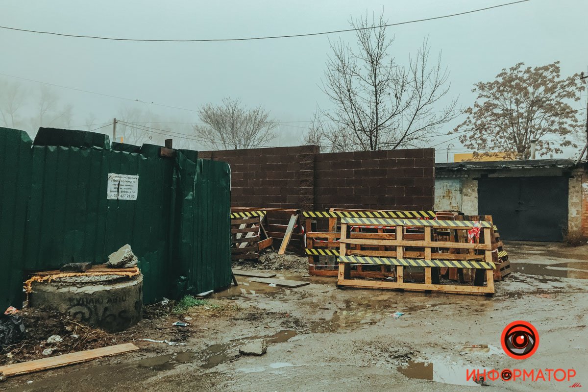 Вторую сторону забора установить не удалось  Вторую сторону забора установить не удалось