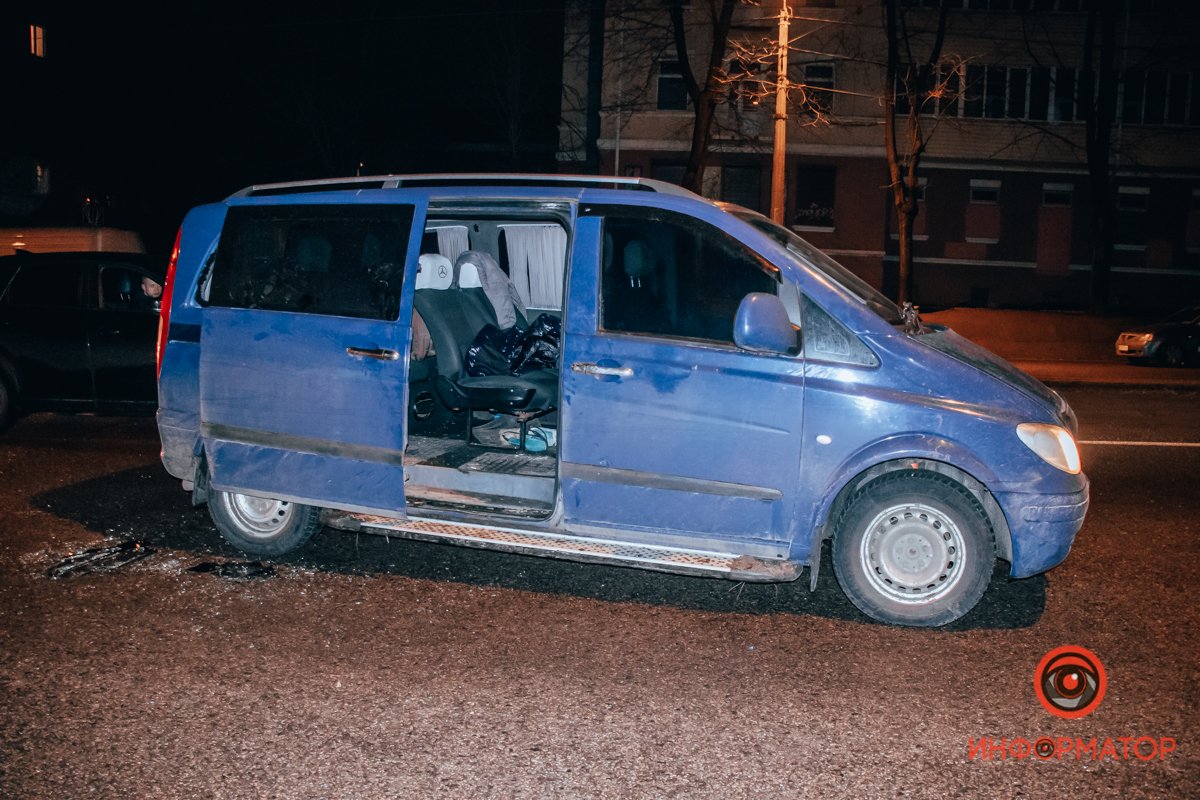 Мужчины ехали на Mercedes Мужчины ехали на Mercedes
