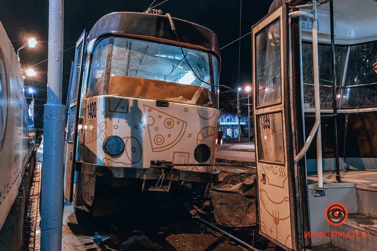 С рельсов сошел второй вагон С рельсов сошел второй вагон