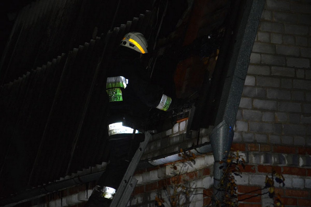 Огонь перекинулся на крышу соседнего дома Огонь перекинулся на крышу соседнего дома