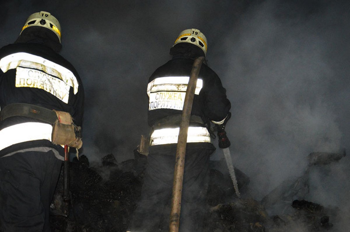 Огонь уничтожил деревянный двухэтажный дом и имущество внутри него Огонь уничтожил деревянный двухэтажный дом и имущество внутри него