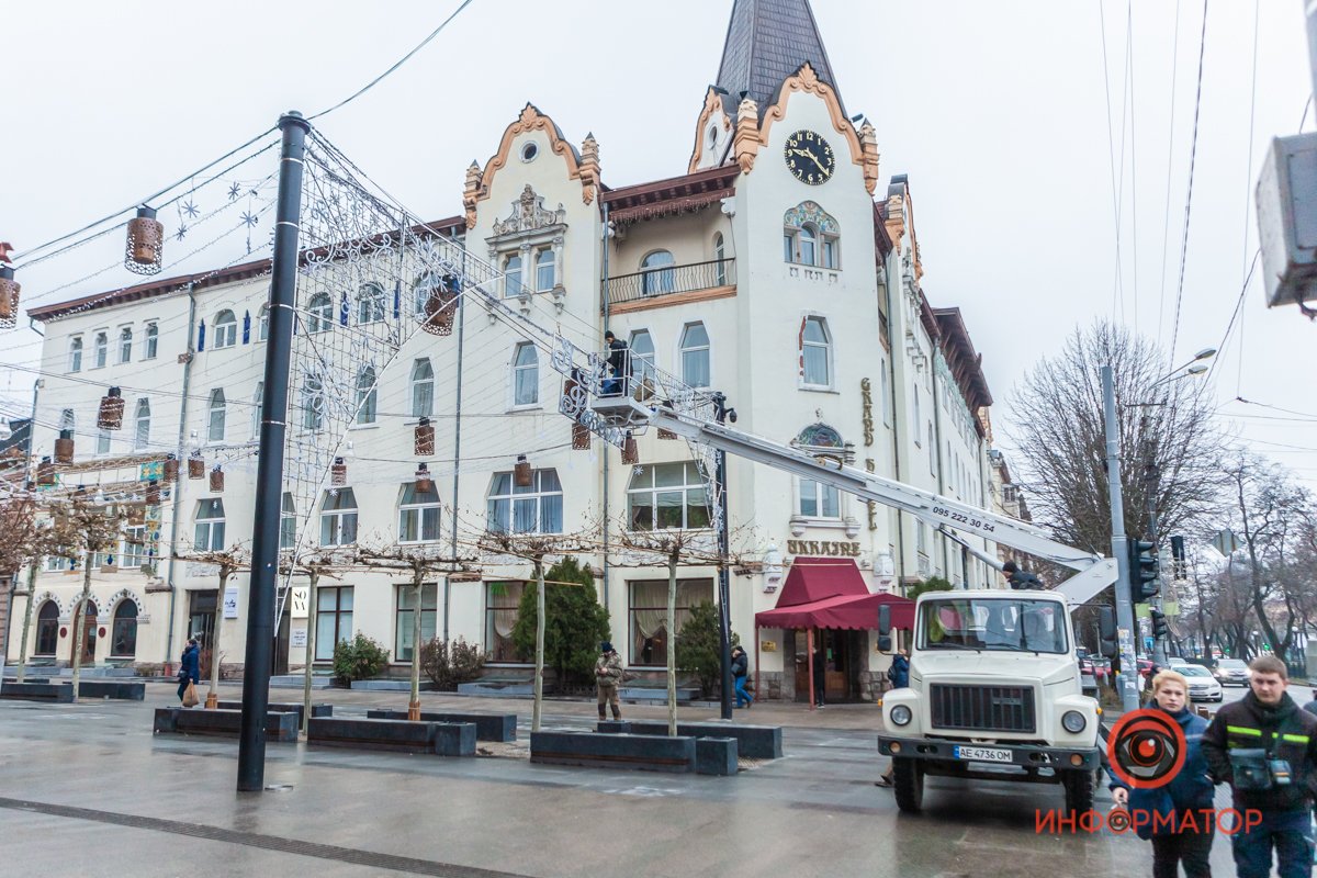 Далее бригада поедет снимать украшения в парке Шевченко Далее бригада поедет снимать украшения в парке Шевченко