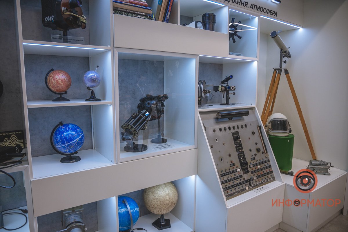 Некоторые экспонаты выставляются в планетарии на протяжении последних 50 лет