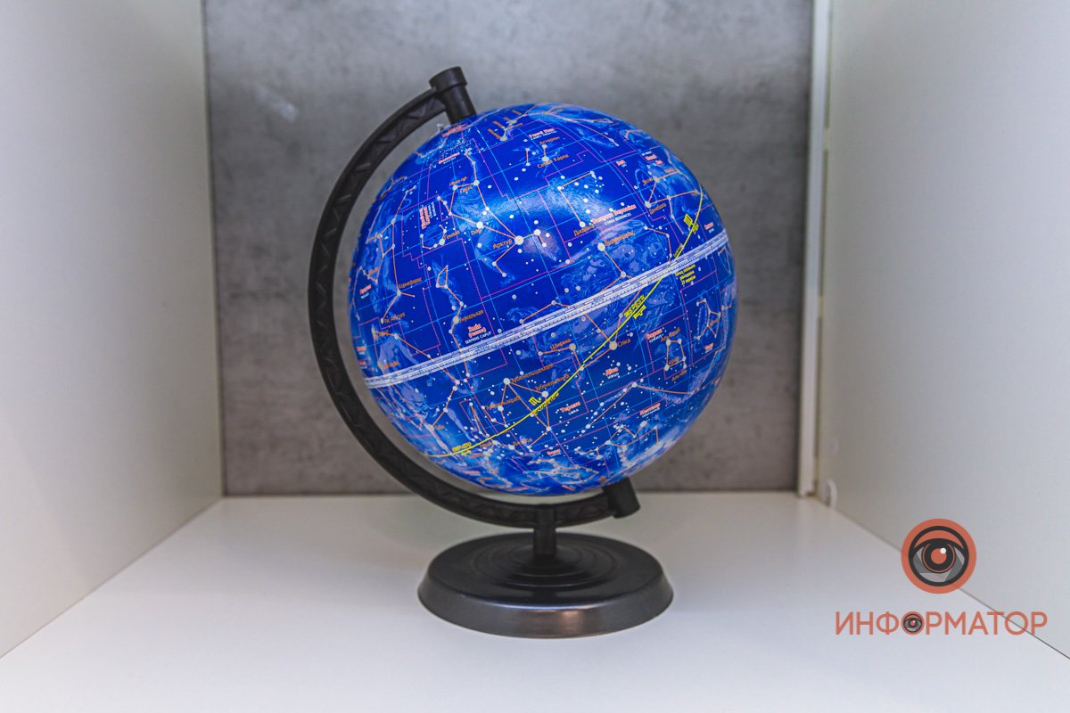 Созвездия на глобусе