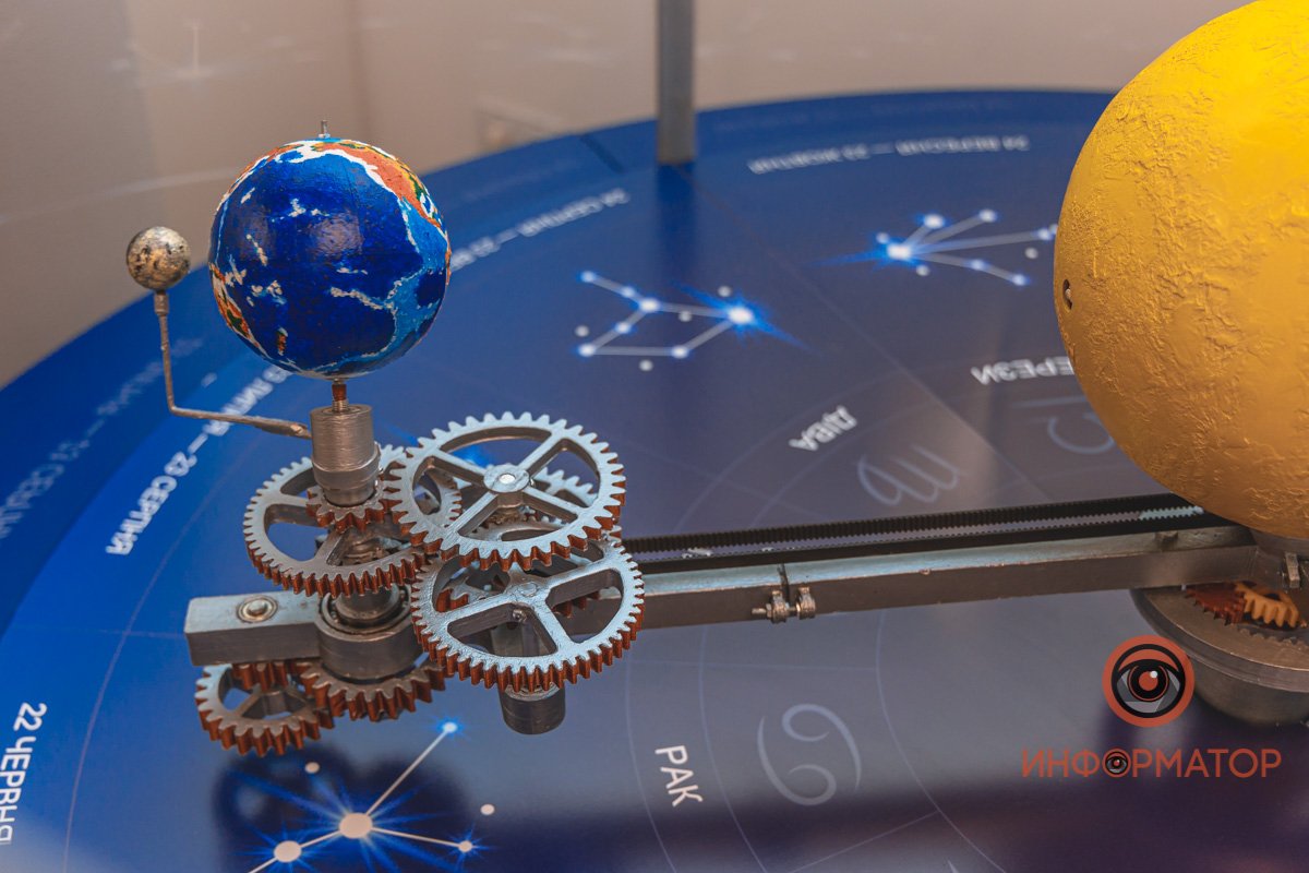 Все еще не знаете, как объяснить ребенку простые астрономические процессы? К вашим услугам планетарий