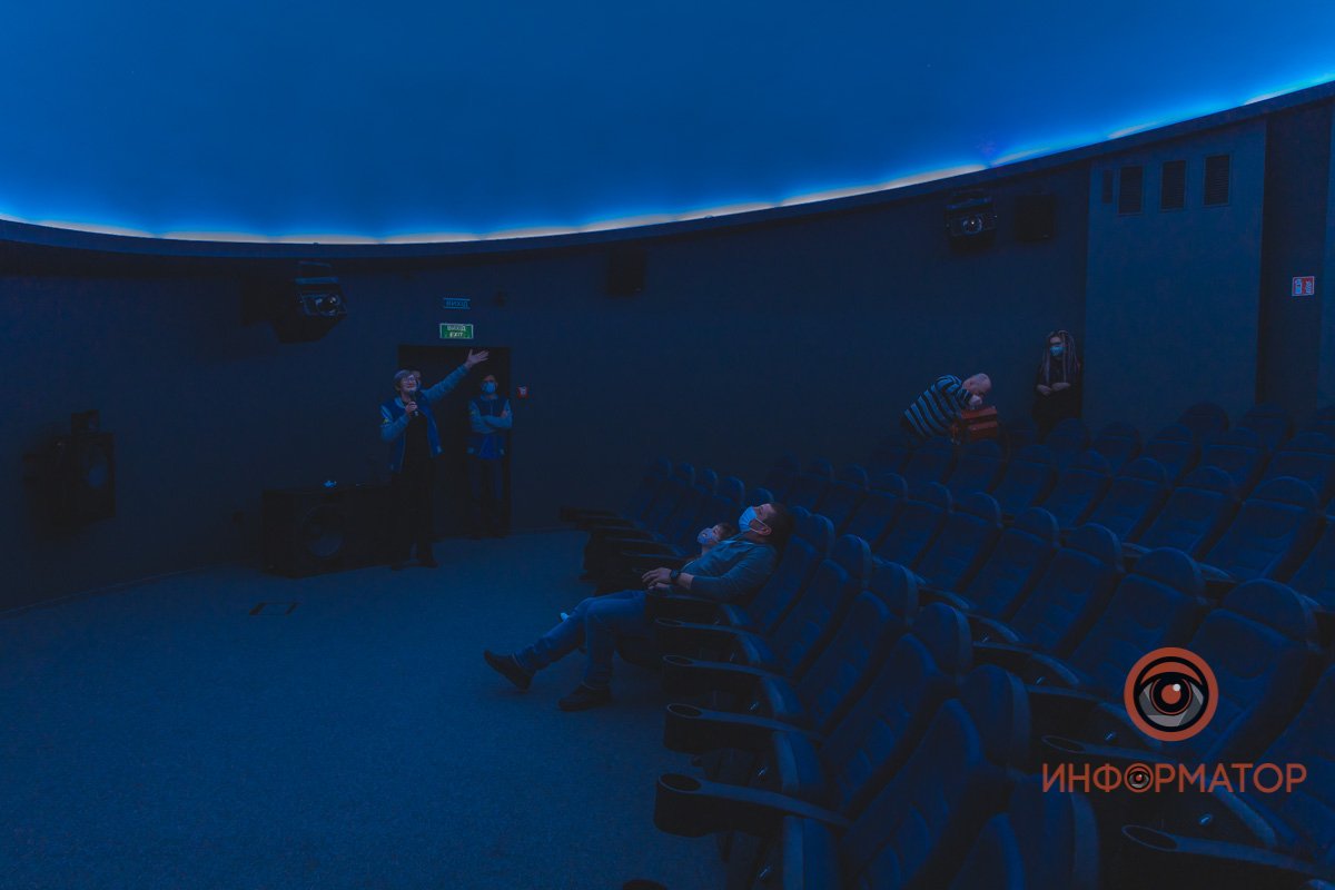 Сидения наклонены под специальным углом для комфортного просмотра