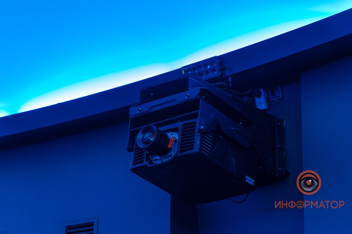 Проектор воспроизводит видео в качестве 4К